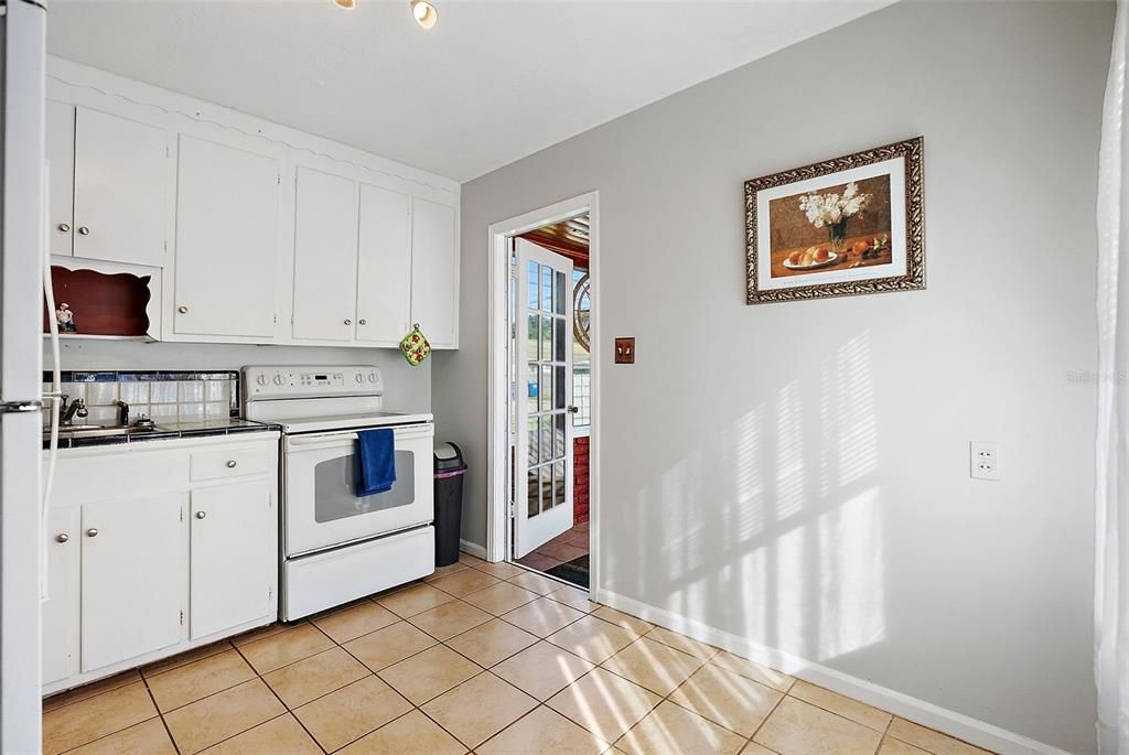 Active With Contract: $310,000 (3 beds, 1 baths, 816 Square Feet)