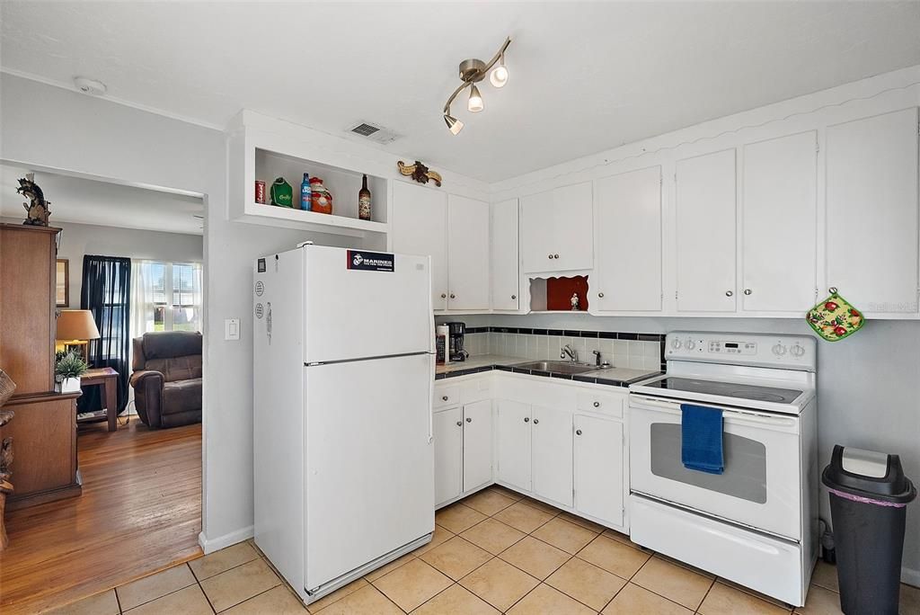 Active With Contract: $310,000 (3 beds, 1 baths, 816 Square Feet)