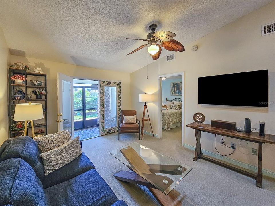 Active With Contract: $299,000 (2 beds, 2 baths, 947 Square Feet)