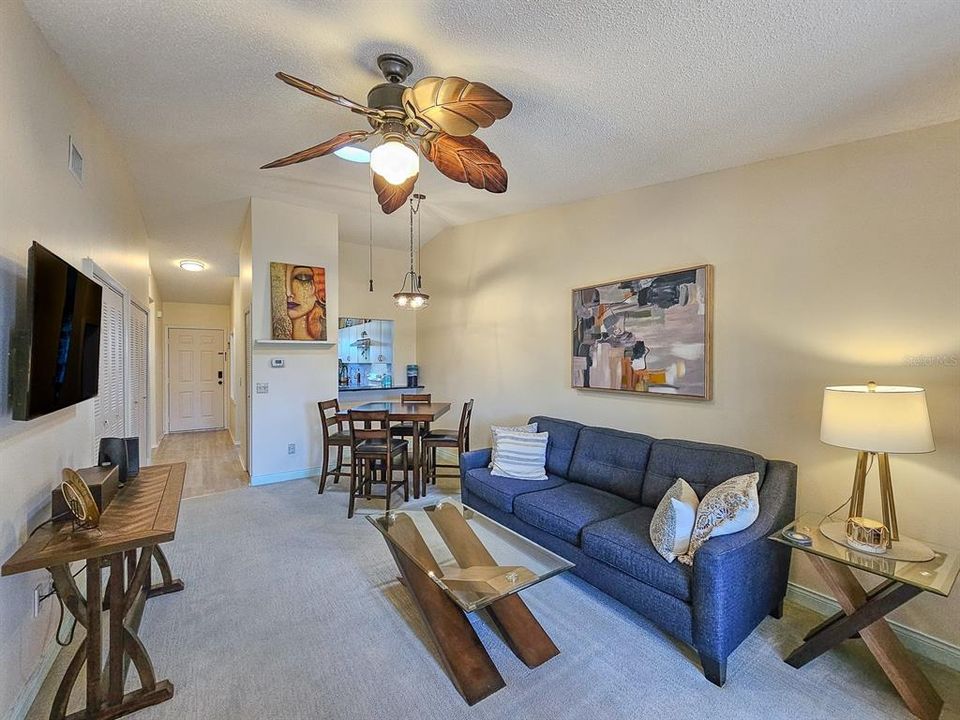 Active With Contract: $299,000 (2 beds, 2 baths, 947 Square Feet)