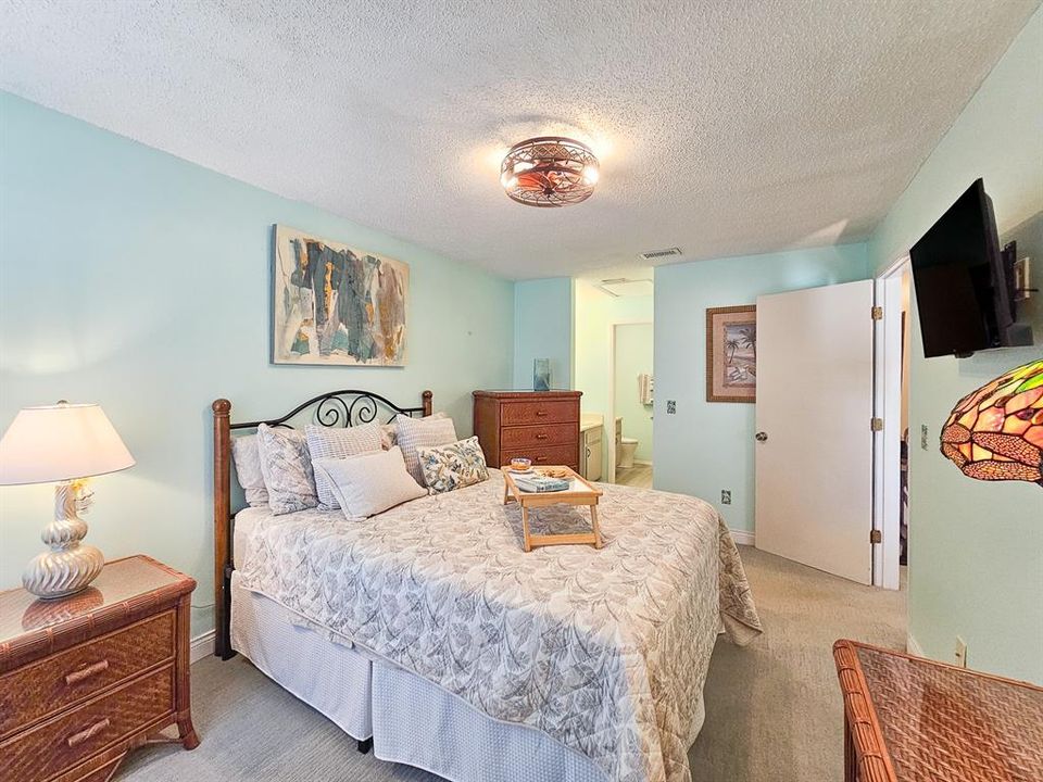 Active With Contract: $299,000 (2 beds, 2 baths, 947 Square Feet)