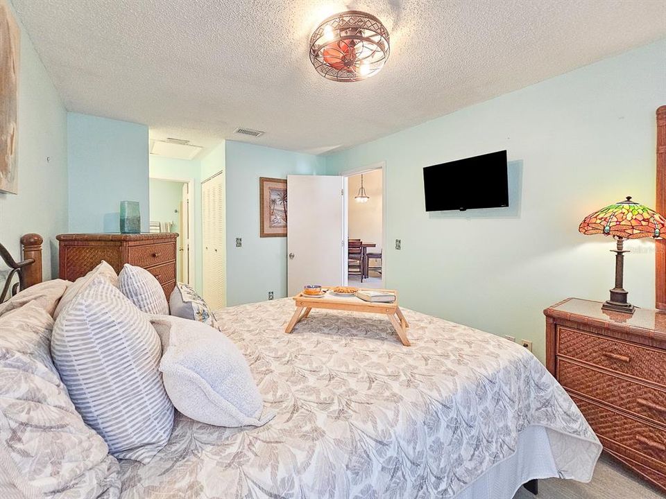 Active With Contract: $299,000 (2 beds, 2 baths, 947 Square Feet)