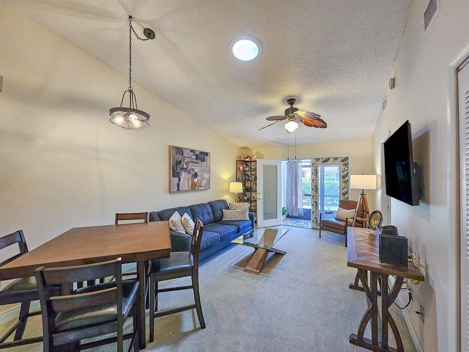 Active With Contract: $299,000 (2 beds, 2 baths, 947 Square Feet)