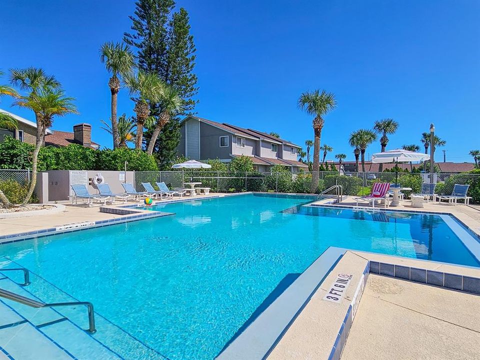 Active With Contract: $299,000 (2 beds, 2 baths, 947 Square Feet)