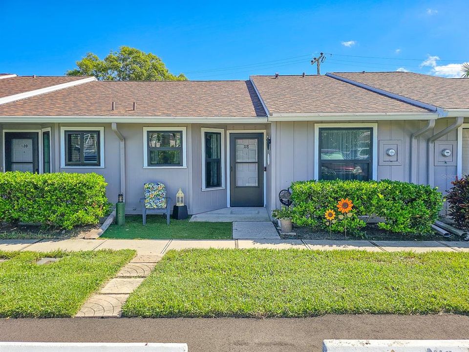 Active With Contract: $299,000 (2 beds, 2 baths, 947 Square Feet)