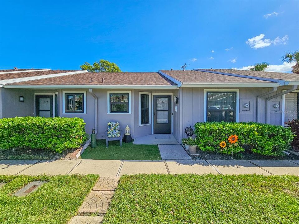 Active With Contract: $299,000 (2 beds, 2 baths, 947 Square Feet)