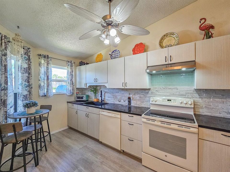 Active With Contract: $299,000 (2 beds, 2 baths, 947 Square Feet)