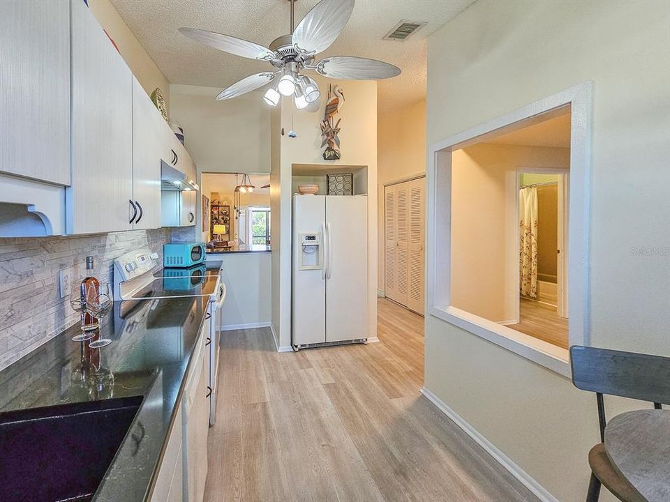 Active With Contract: $299,000 (2 beds, 2 baths, 947 Square Feet)