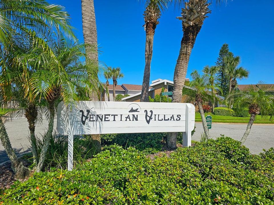 Active With Contract: $299,000 (2 beds, 2 baths, 947 Square Feet)