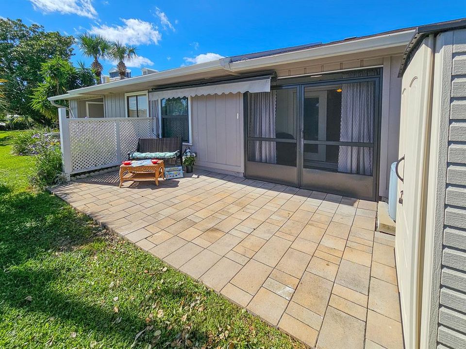 Active With Contract: $299,000 (2 beds, 2 baths, 947 Square Feet)