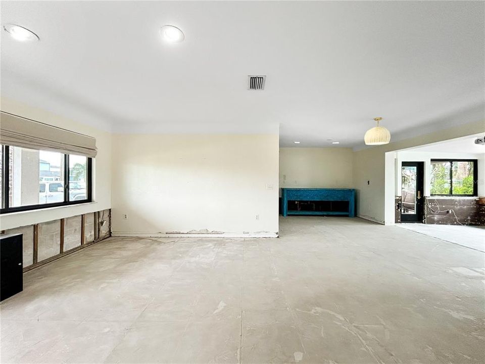 合同活跃: $775,000 (3 贝兹, 3 浴室, 1608 平方英尺)