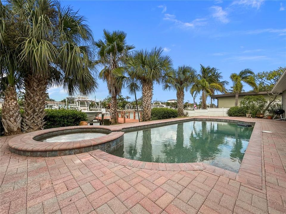 合同活跃: $775,000 (3 贝兹, 3 浴室, 1608 平方英尺)