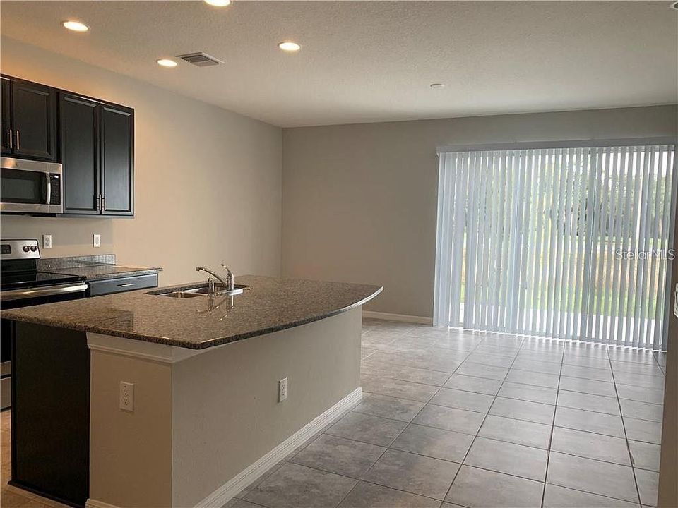 Под контрактом: $1,950 (3 спален, 2 ванн, 1374 Квадратных фут)