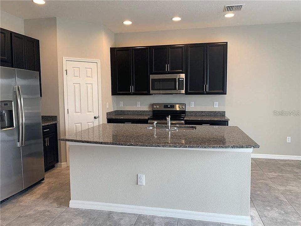 Под контрактом: $1,950 (3 спален, 2 ванн, 1374 Квадратных фут)