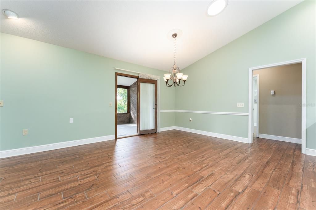 合同活跃: $460,000 (4 贝兹, 2 浴室, 2702 平方英尺)