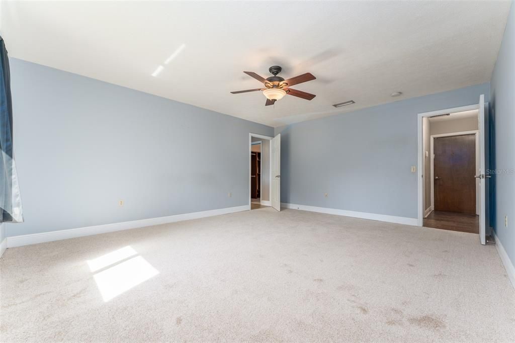 合同活跃: $460,000 (4 贝兹, 2 浴室, 2702 平方英尺)