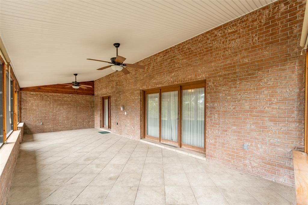 合同活跃: $460,000 (4 贝兹, 2 浴室, 2702 平方英尺)