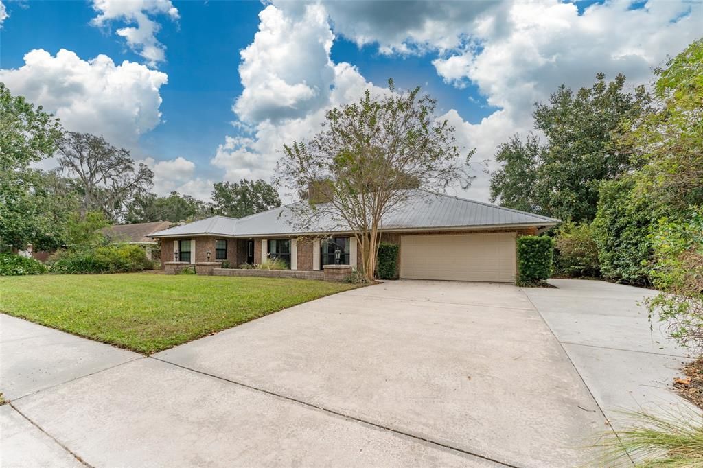 合同活跃: $460,000 (4 贝兹, 2 浴室, 2702 平方英尺)