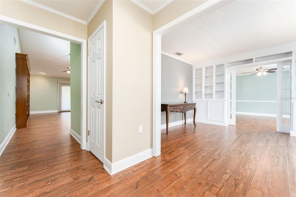 合同活跃: $460,000 (4 贝兹, 2 浴室, 2702 平方英尺)