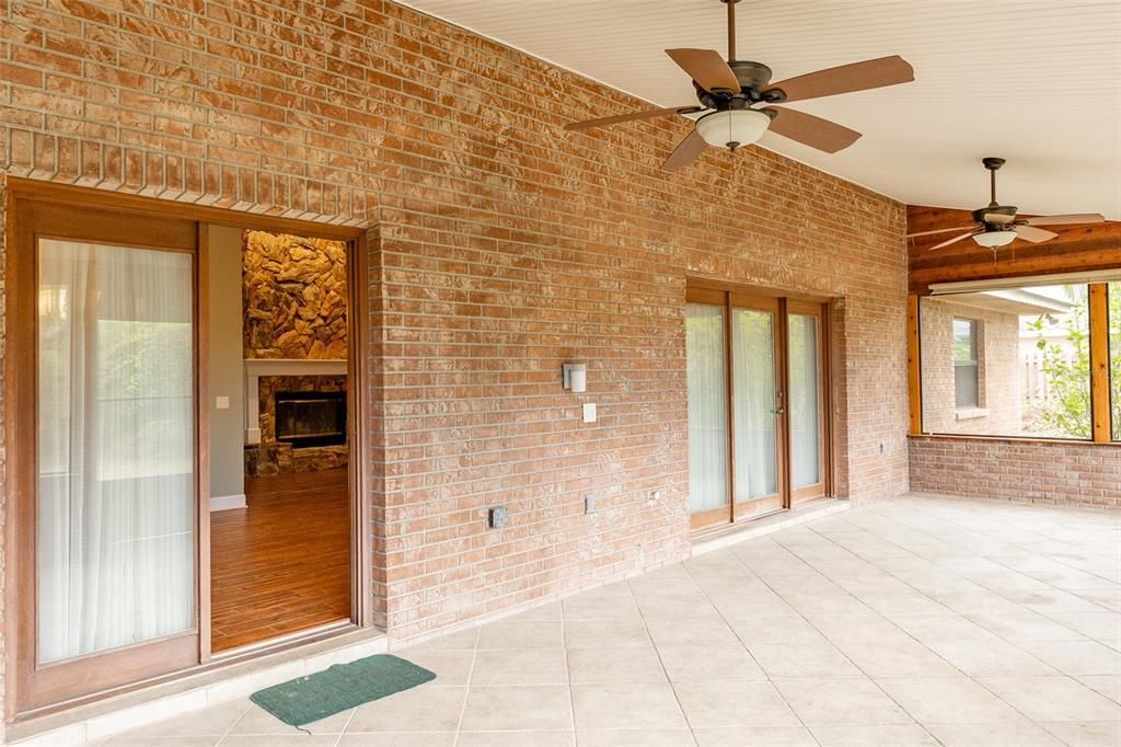 合同活跃: $460,000 (4 贝兹, 2 浴室, 2702 平方英尺)