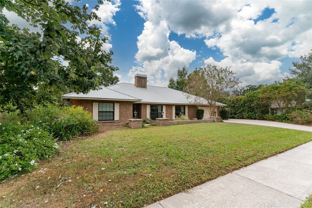 合同活跃: $460,000 (4 贝兹, 2 浴室, 2702 平方英尺)