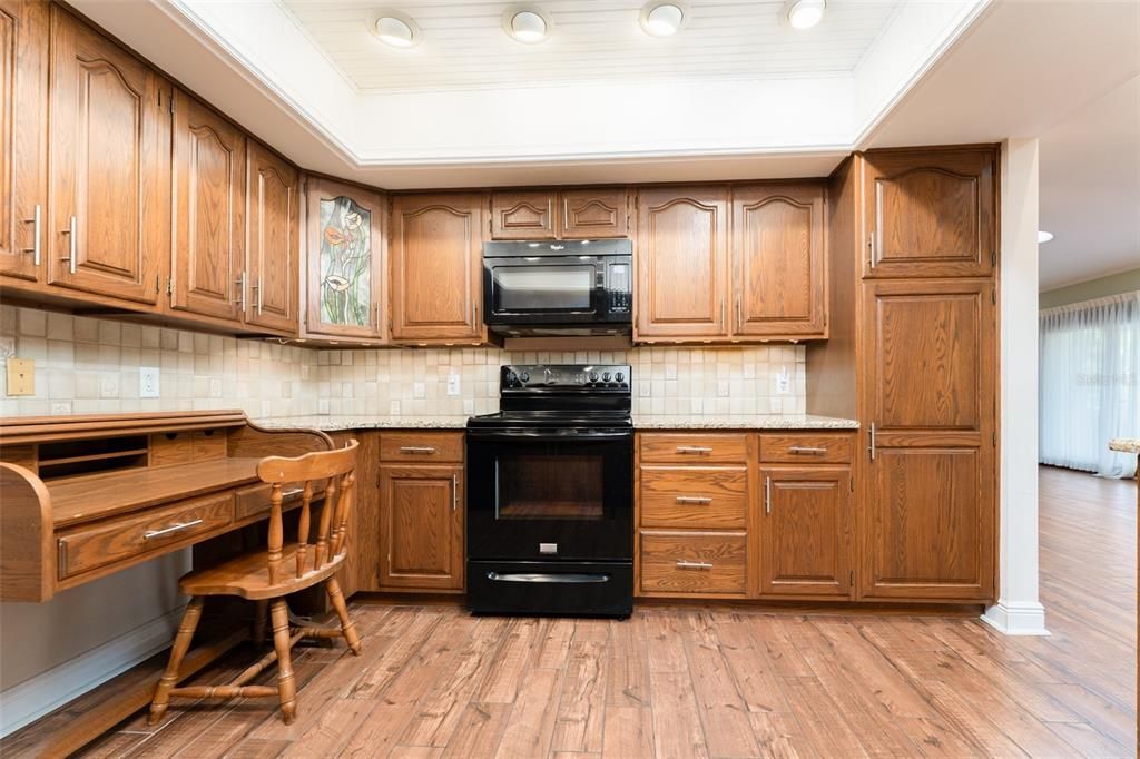 合同活跃: $460,000 (4 贝兹, 2 浴室, 2702 平方英尺)