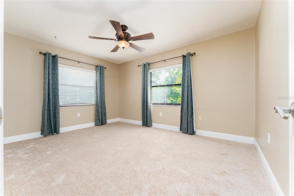 合同活跃: $460,000 (4 贝兹, 2 浴室, 2702 平方英尺)