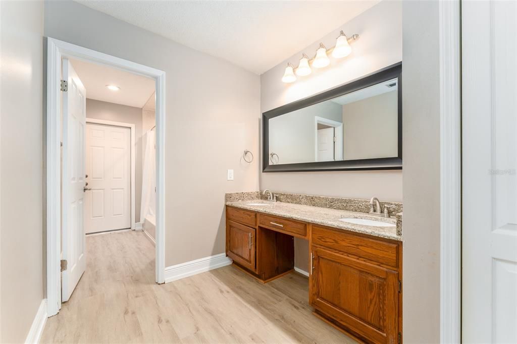 合同活跃: $460,000 (4 贝兹, 2 浴室, 2702 平方英尺)