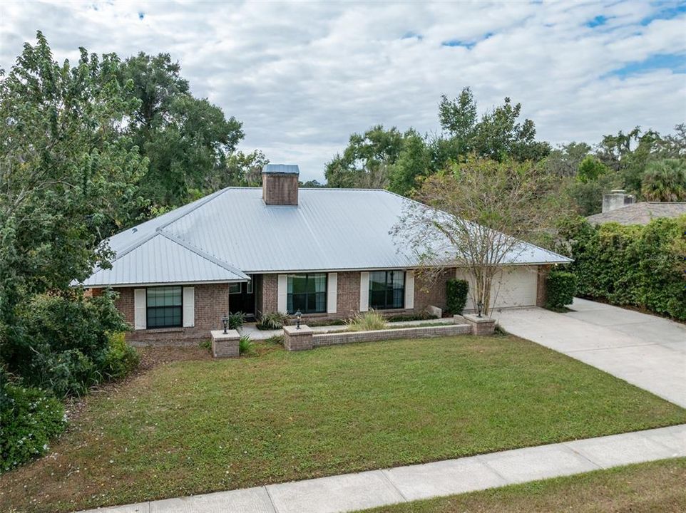 合同活跃: $460,000 (4 贝兹, 2 浴室, 2702 平方英尺)