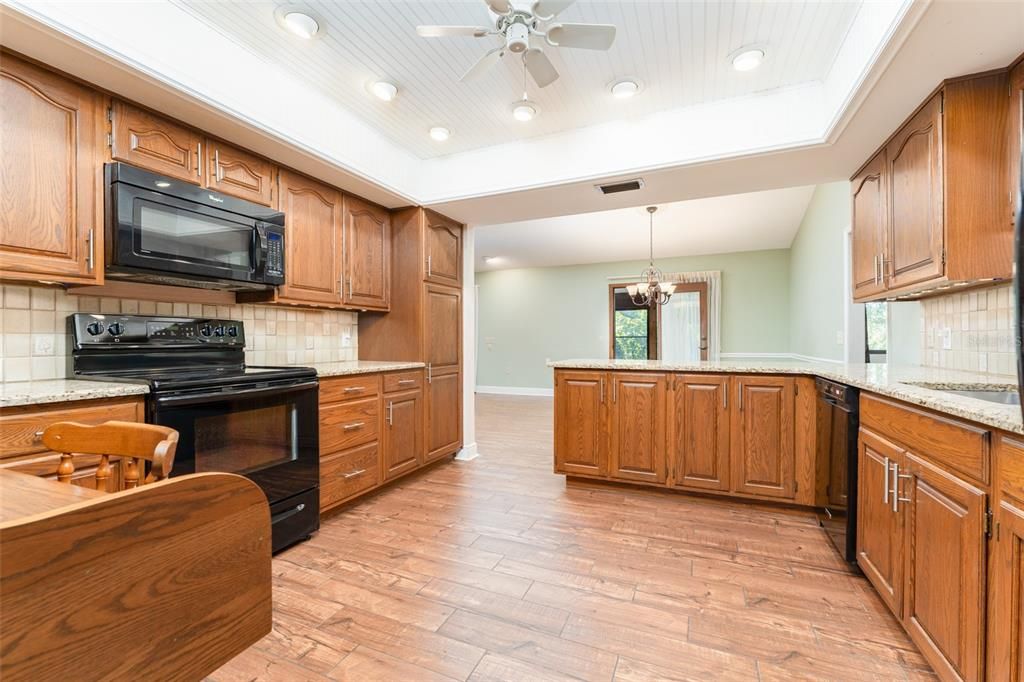 合同活跃: $460,000 (4 贝兹, 2 浴室, 2702 平方英尺)