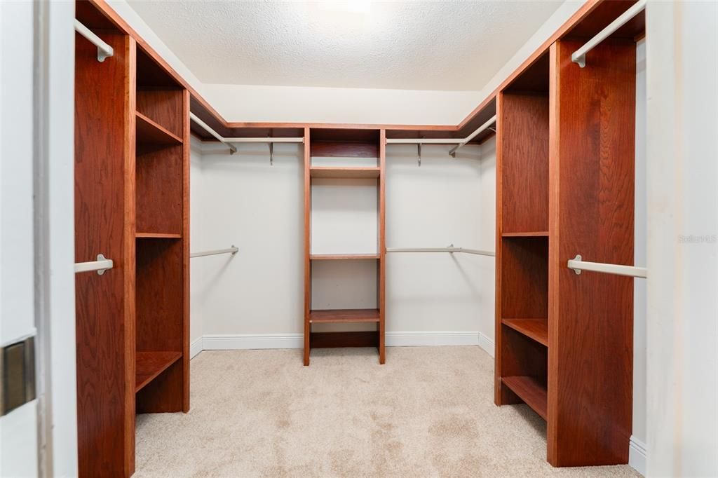 合同活跃: $460,000 (4 贝兹, 2 浴室, 2702 平方英尺)