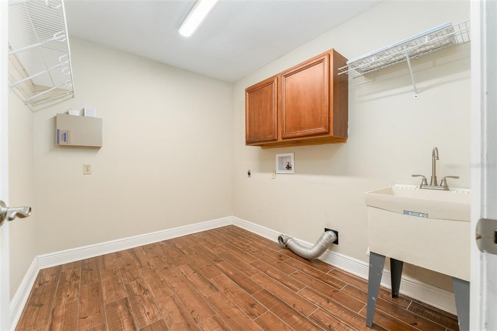 合同活跃: $460,000 (4 贝兹, 2 浴室, 2702 平方英尺)