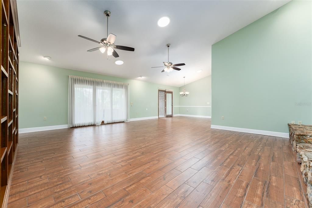 合同活跃: $460,000 (4 贝兹, 2 浴室, 2702 平方英尺)