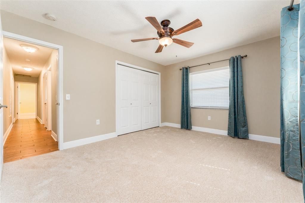 合同活跃: $460,000 (4 贝兹, 2 浴室, 2702 平方英尺)