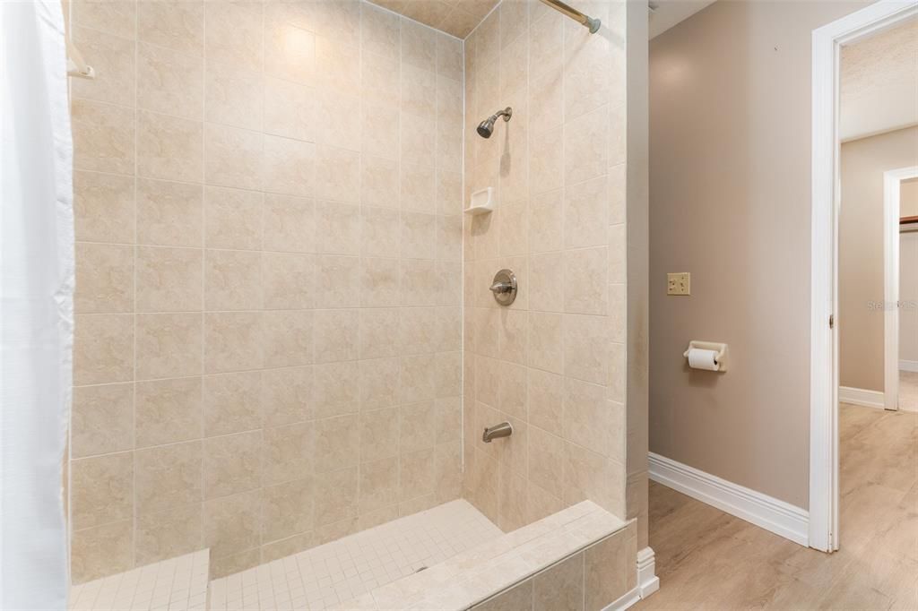 合同活跃: $460,000 (4 贝兹, 2 浴室, 2702 平方英尺)