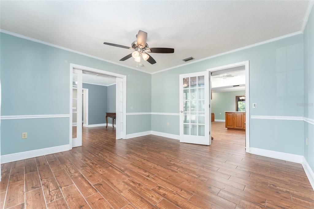 合同活跃: $460,000 (4 贝兹, 2 浴室, 2702 平方英尺)