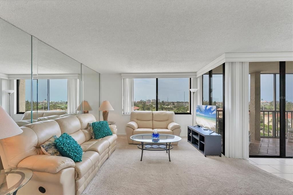 待售: $353,000 (2 贝兹, 2 浴室, 1050 平方英尺)