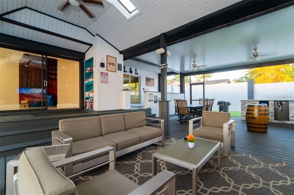 На продажу: $1,050,000 (4 спален, 2 ванн, 3265 Квадратных фут)