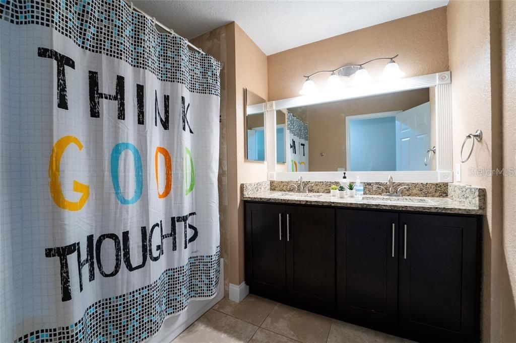 На продажу: $1,050,000 (4 спален, 2 ванн, 3265 Квадратных фут)