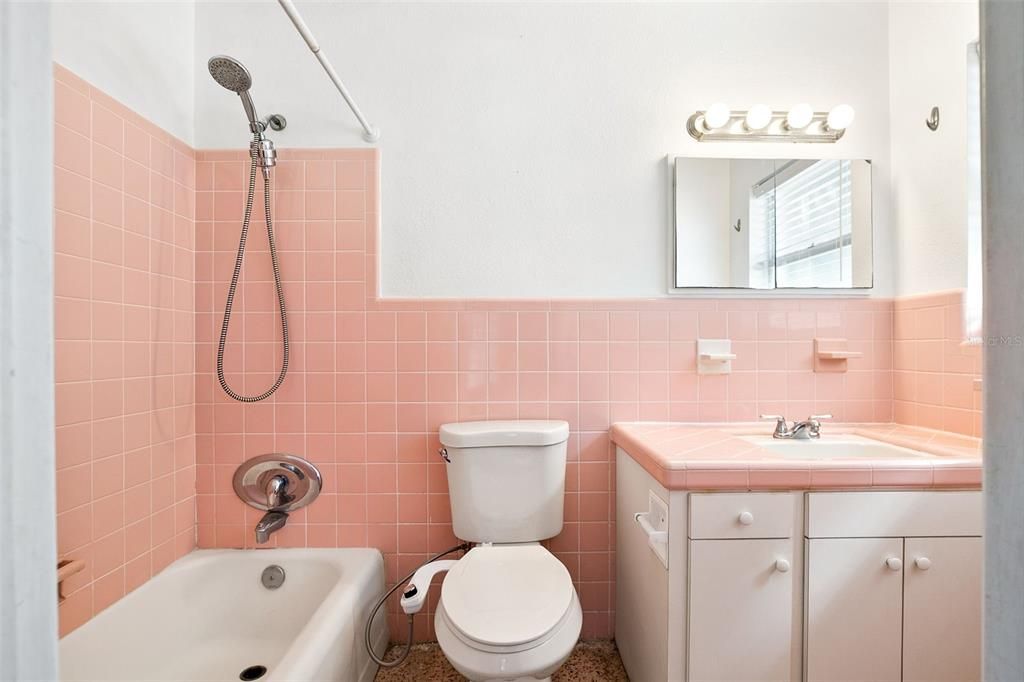 Activo con contrato: $375,000 (3 camas, 2 baños, 1149 Pies cuadrados)