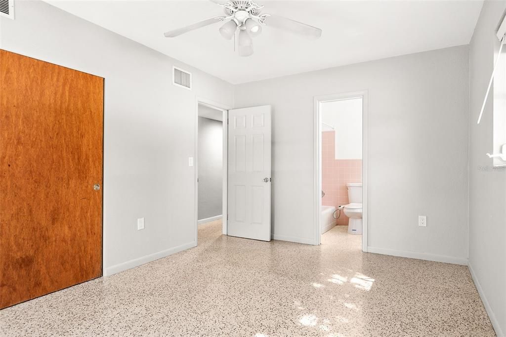 Activo con contrato: $375,000 (3 camas, 2 baños, 1149 Pies cuadrados)