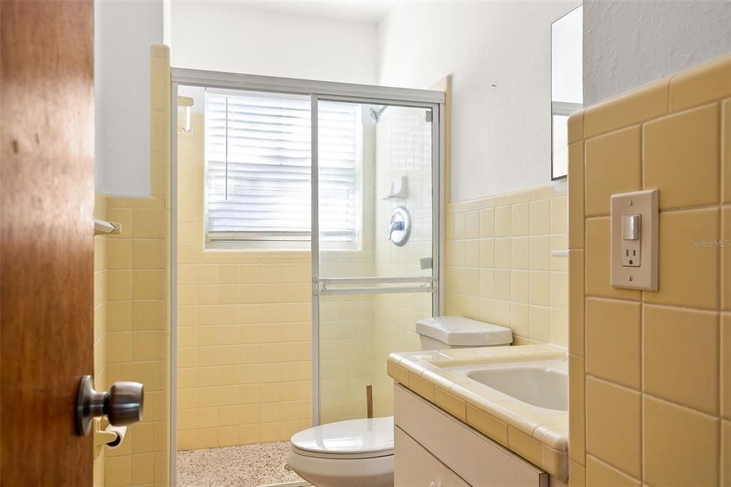 Activo con contrato: $375,000 (3 camas, 2 baños, 1149 Pies cuadrados)