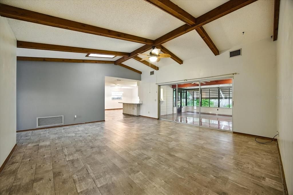 В аренду: $2,000 (3 спален, 2 ванн, 2208 Квадратных фут)