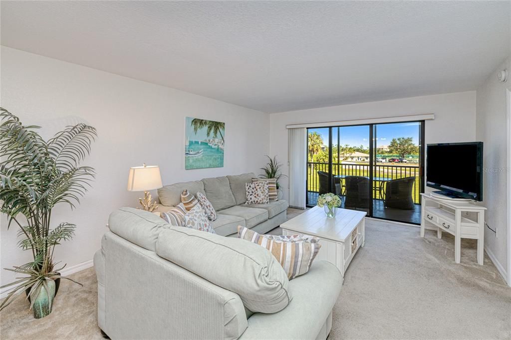 待售: $135,000 (2 贝兹, 2 浴室, 1153 平方英尺)