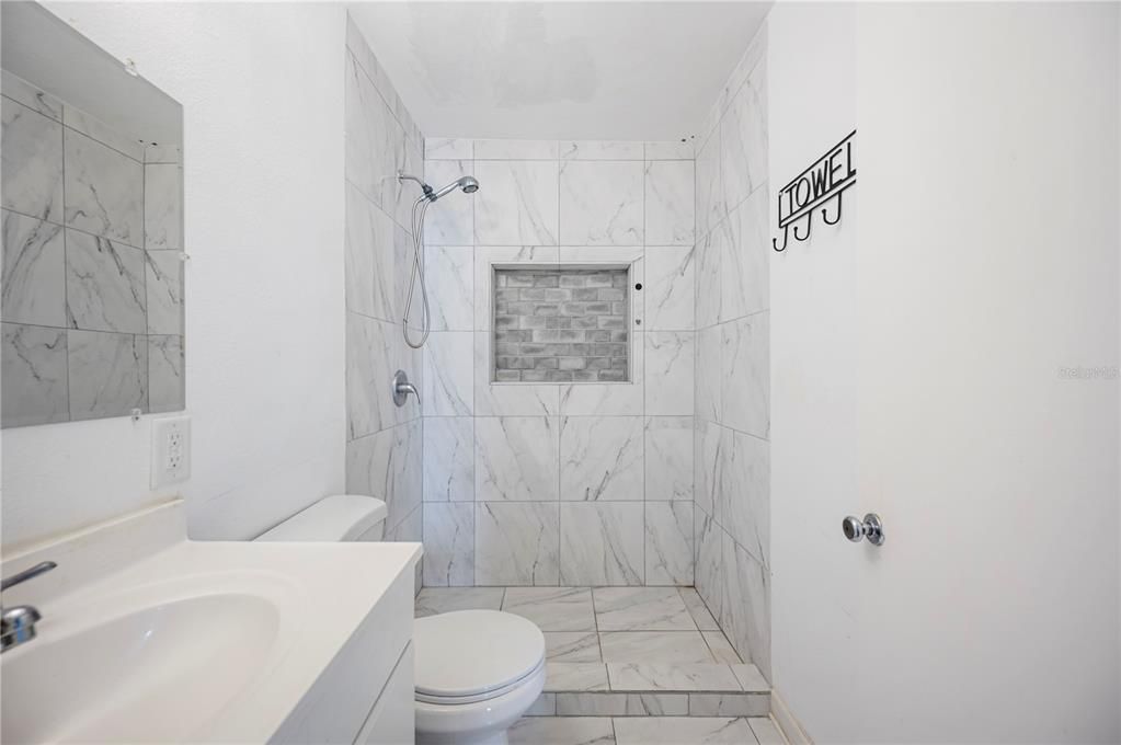 Activo con contrato: $220,000 (3 camas, 2 baños, 1036 Pies cuadrados)