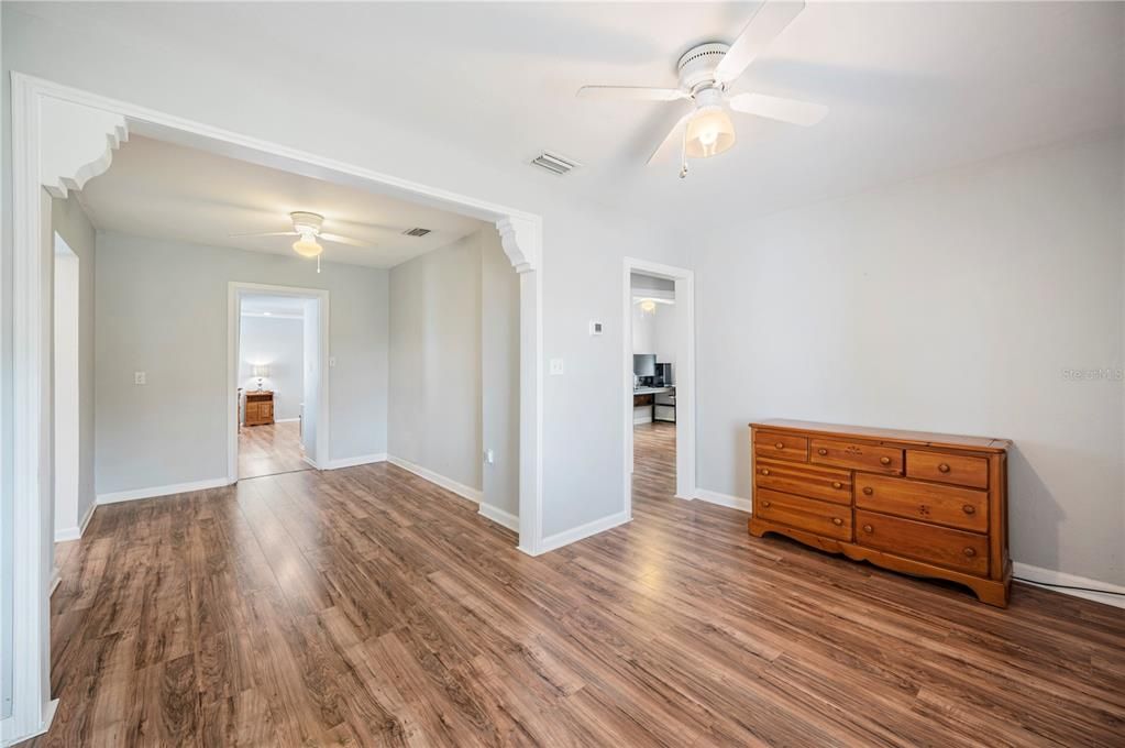 Activo con contrato: $220,000 (3 camas, 2 baños, 1036 Pies cuadrados)