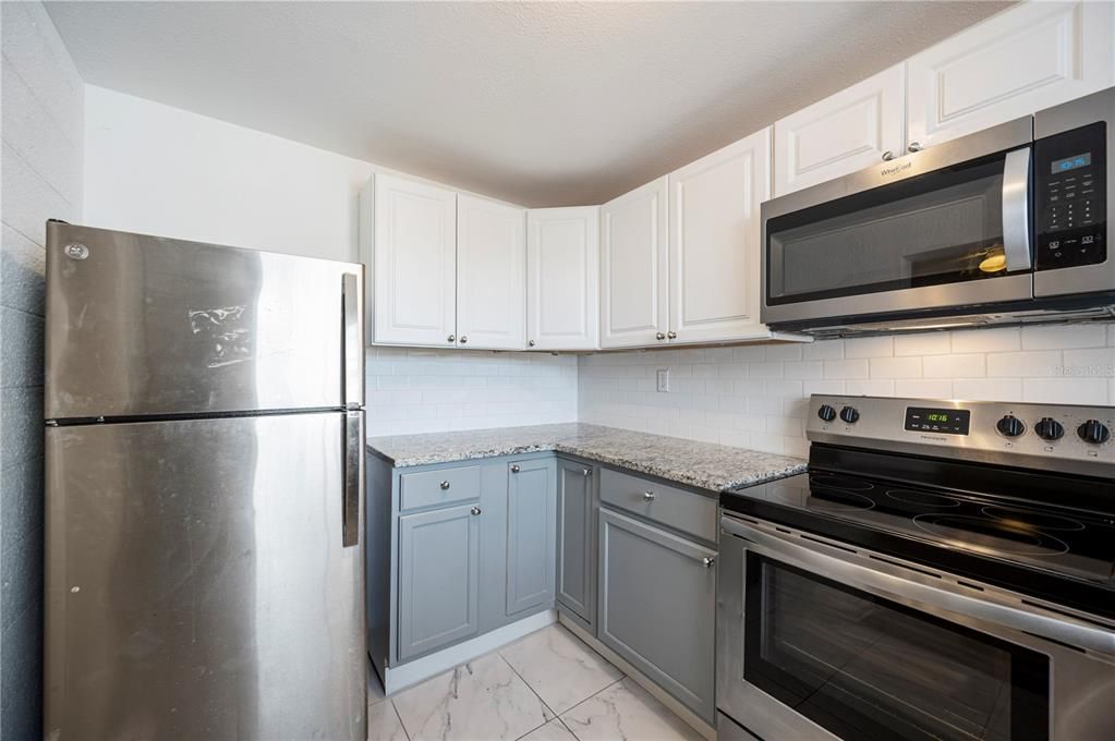 Activo con contrato: $220,000 (3 camas, 2 baños, 1036 Pies cuadrados)