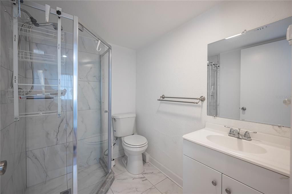 Activo con contrato: $220,000 (3 camas, 2 baños, 1036 Pies cuadrados)