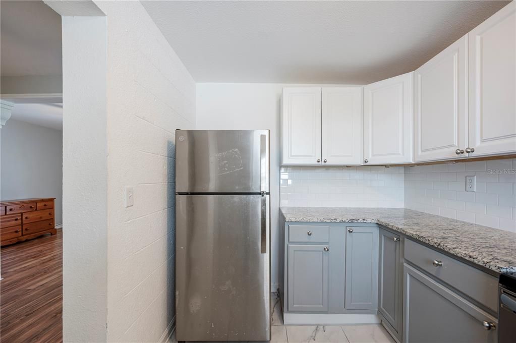 Activo con contrato: $220,000 (3 camas, 2 baños, 1036 Pies cuadrados)