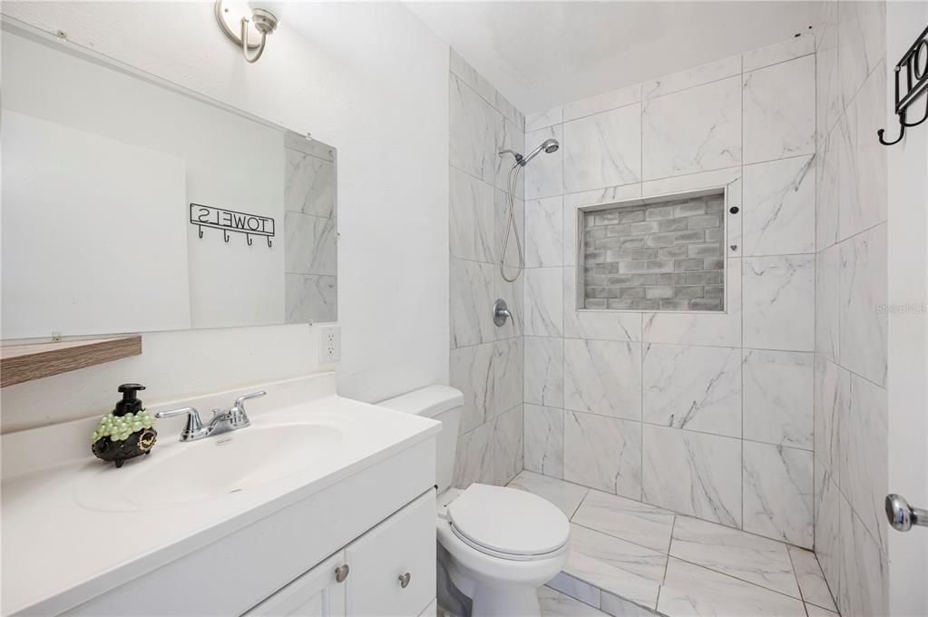 Activo con contrato: $220,000 (3 camas, 2 baños, 1036 Pies cuadrados)